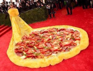 Met gala 2015 rihanna pizza