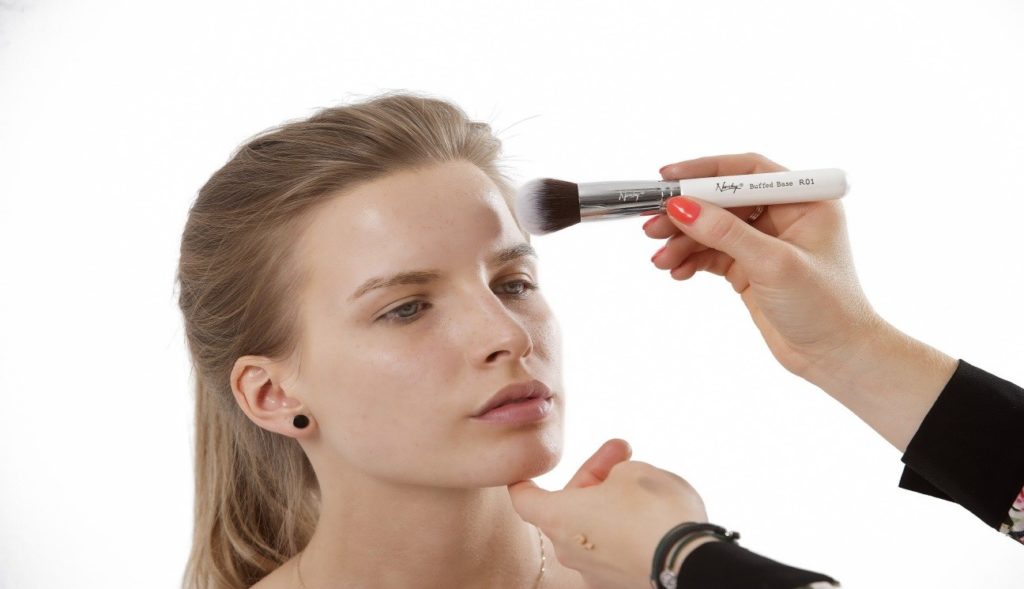 maquillaje sencillo para damas 
