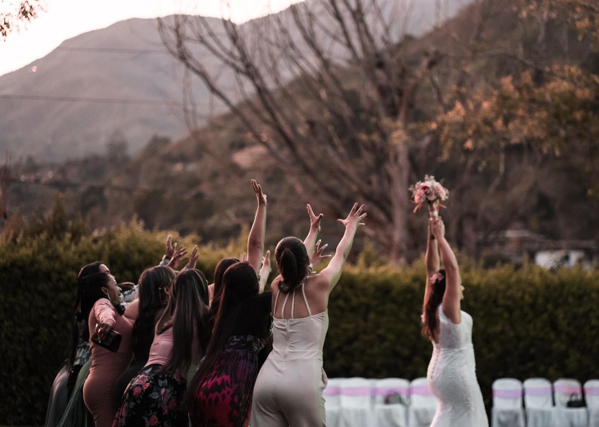 ¡Descubre 30 impresionantes looks de invitada que serán tendencia en 2023 y deslumbra en cualquier evento!