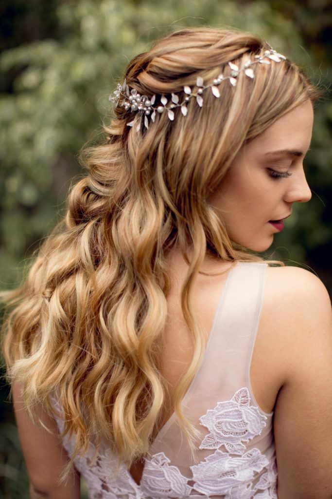 peinados pelo rizado para bodas