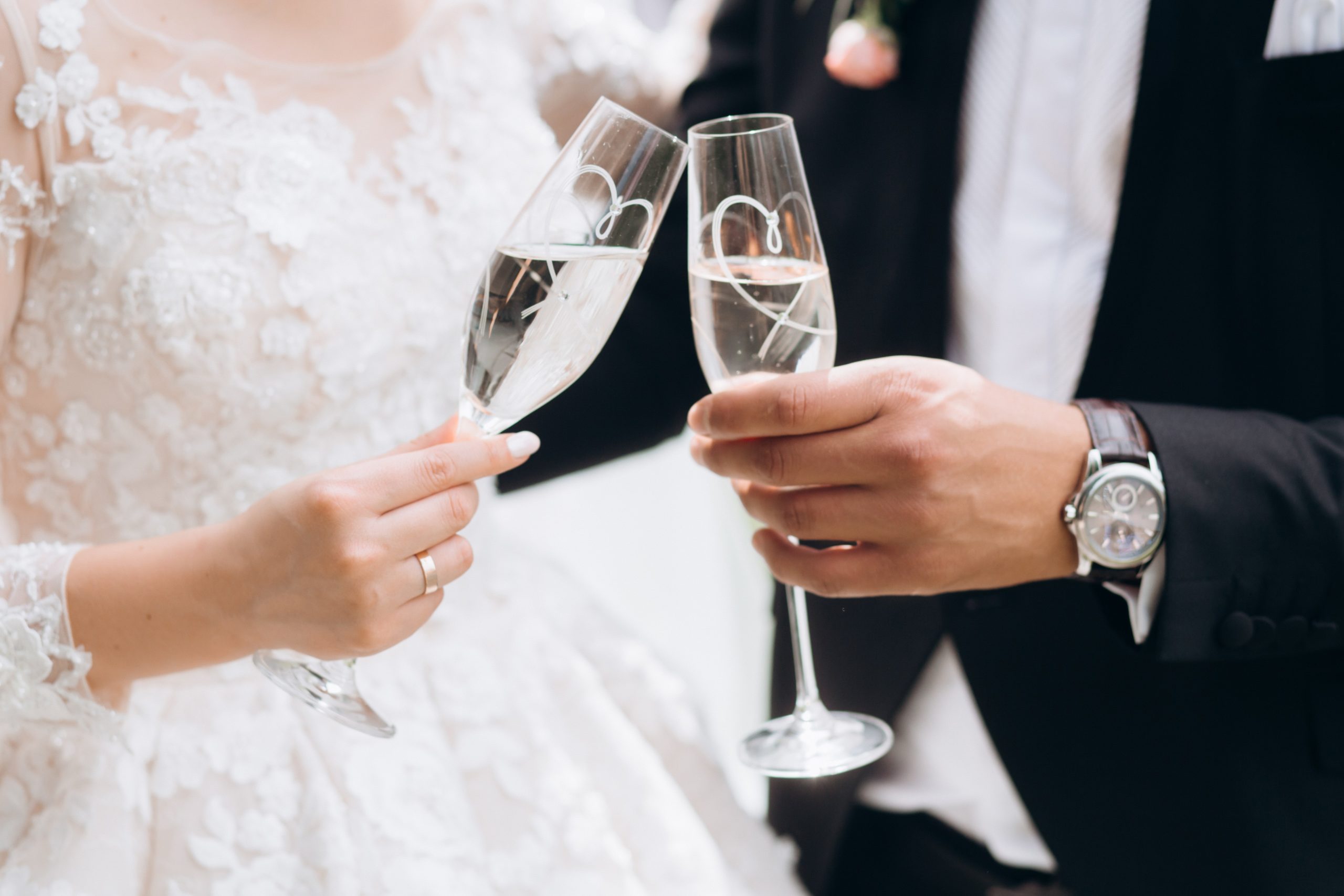 ¡Las bodas de cristal están de moda! Descubre cómo rememorar tu gran día