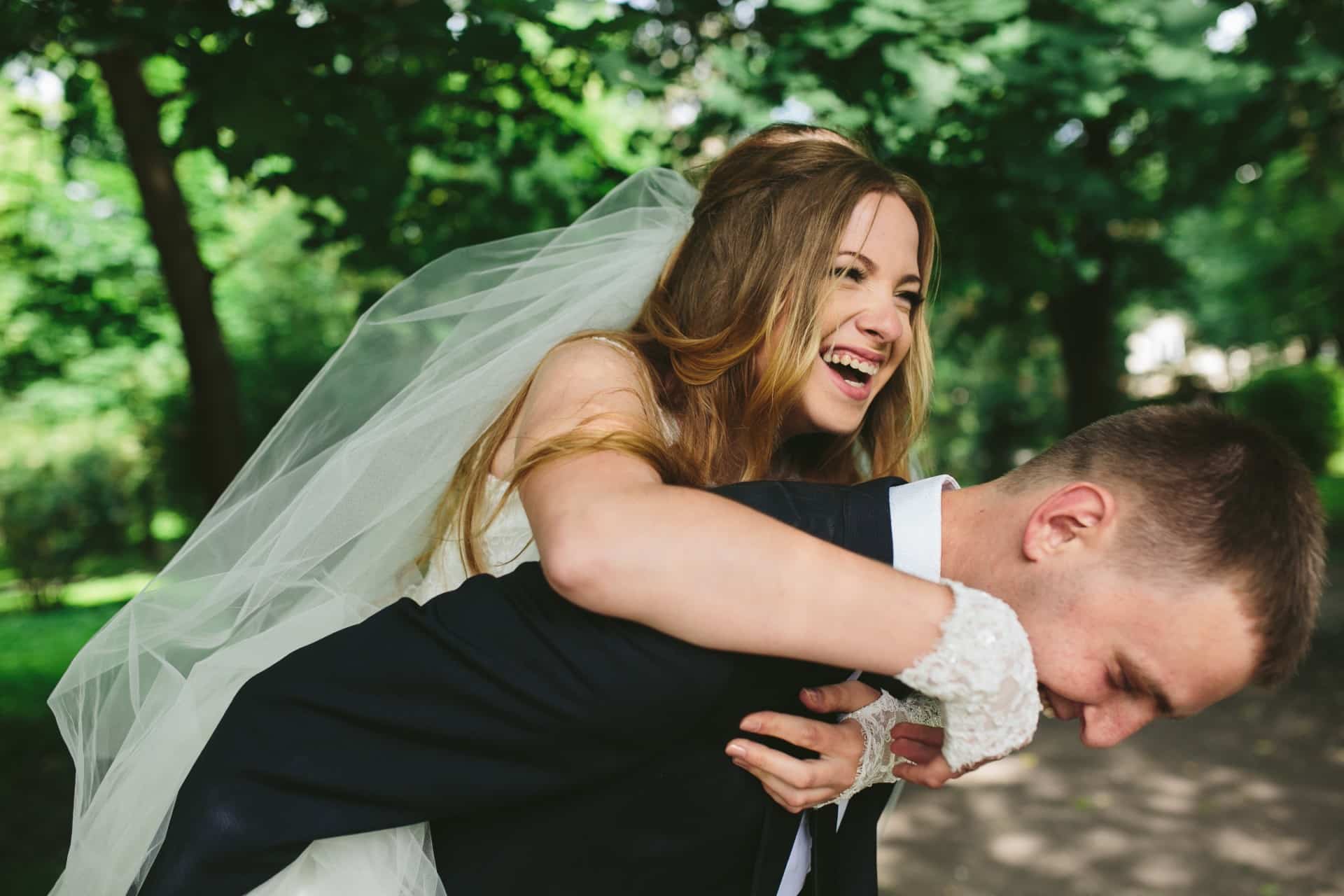 💞 Boda con lluvia: Cómo convertir la tormenta en un cuento de hadas 💒🌦️