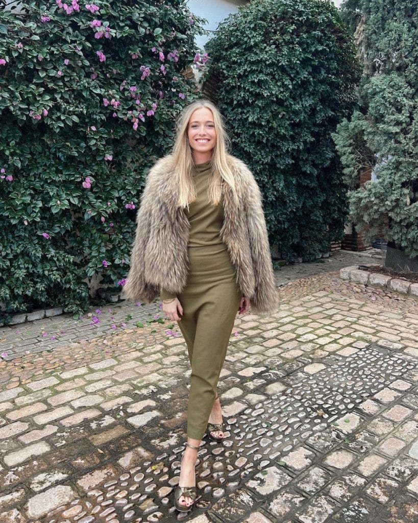 invitada de boda en invierno