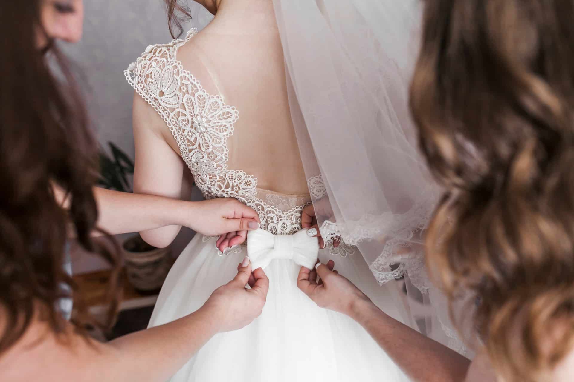 💖 ¡Añade un Toque Romántico a tu Boda! Descubre los Vestidos con Lazos que Roban Corazones 👗💍