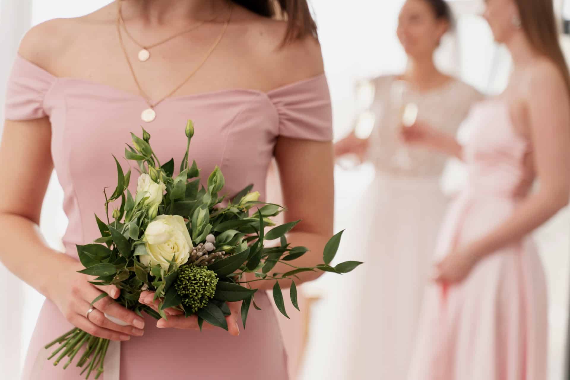 🌈✨ Más Allá del Blanco: Vestidos de Novia de Color que Robarán el Corazón