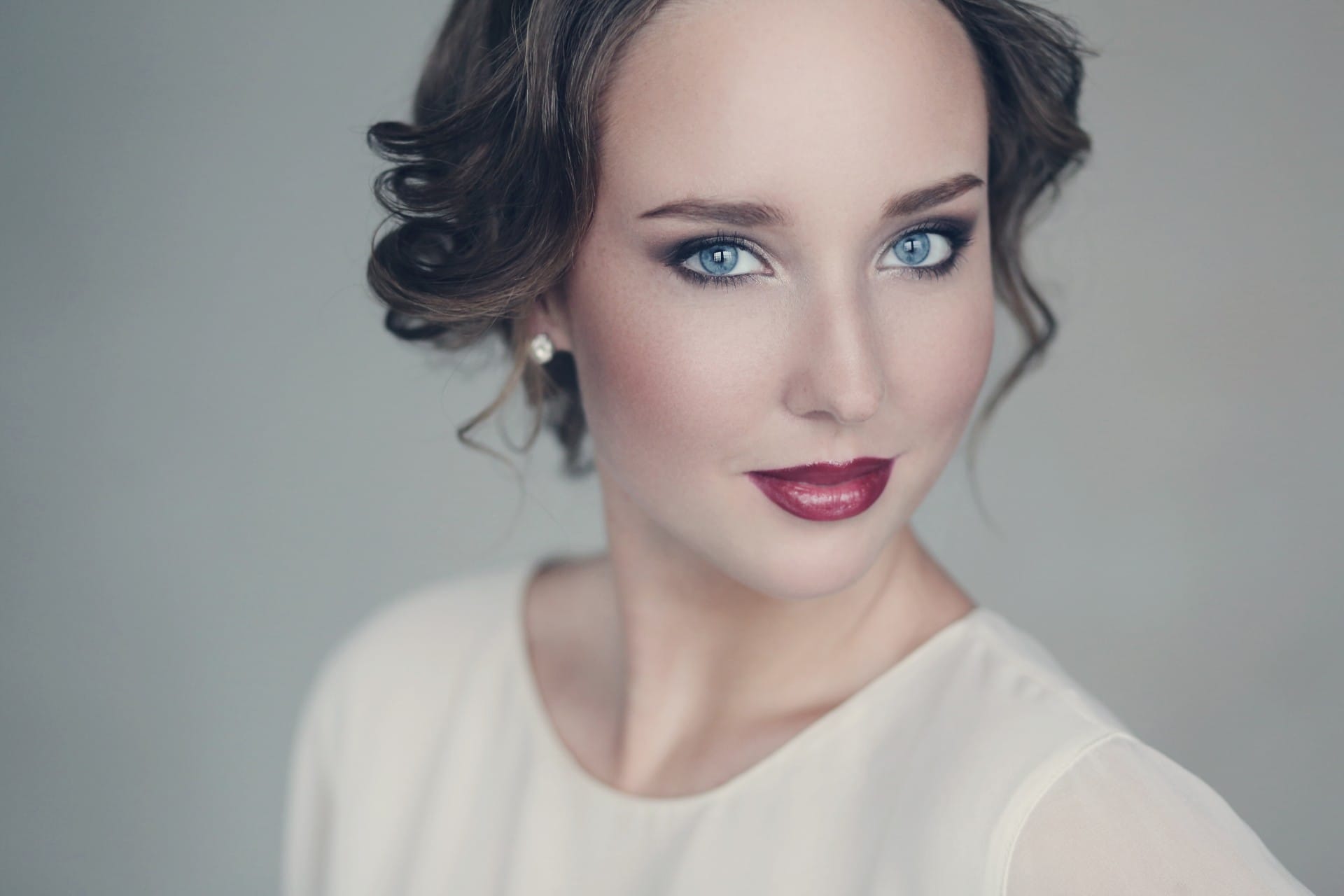 ¡El maquillaje perfecto para tu vestido blanco! Descubre cómo lograr un look impecable